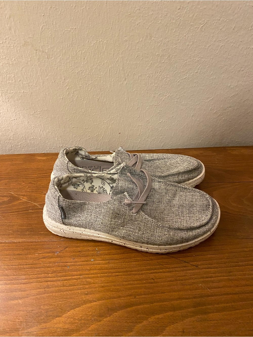 Women’s Hey Dude Grey Wendy L Linen Shoes Sz7
